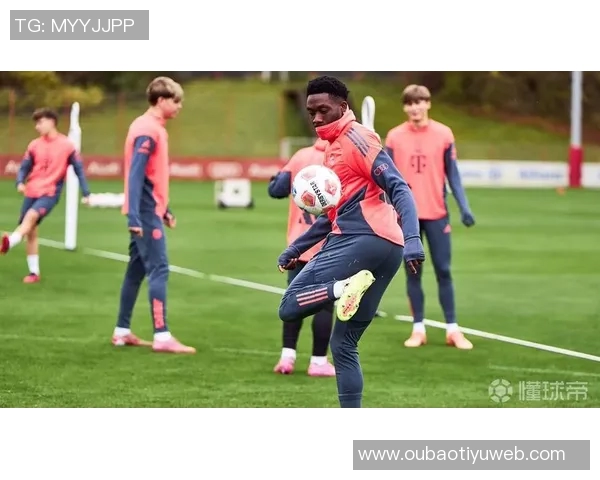 阿方索戴维斯与伊藤洋辉亮相拜仁今日训练场景